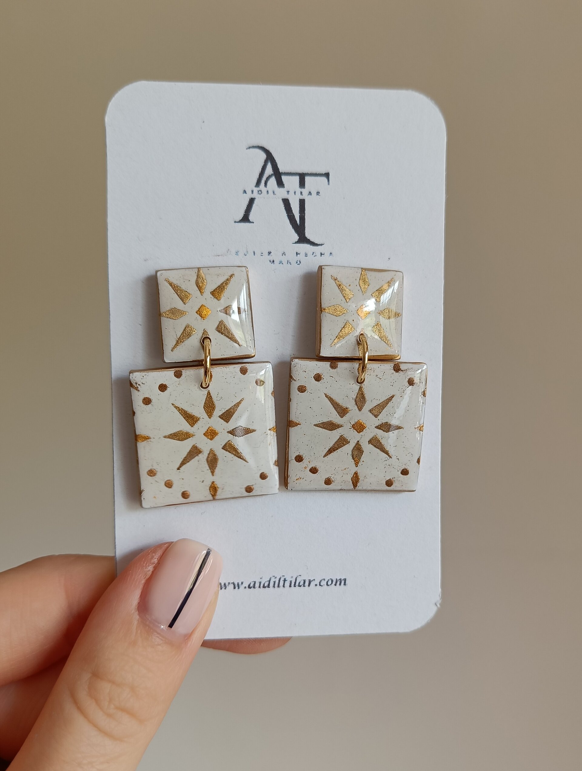Pendientes cuadrados con flor dorada - 2