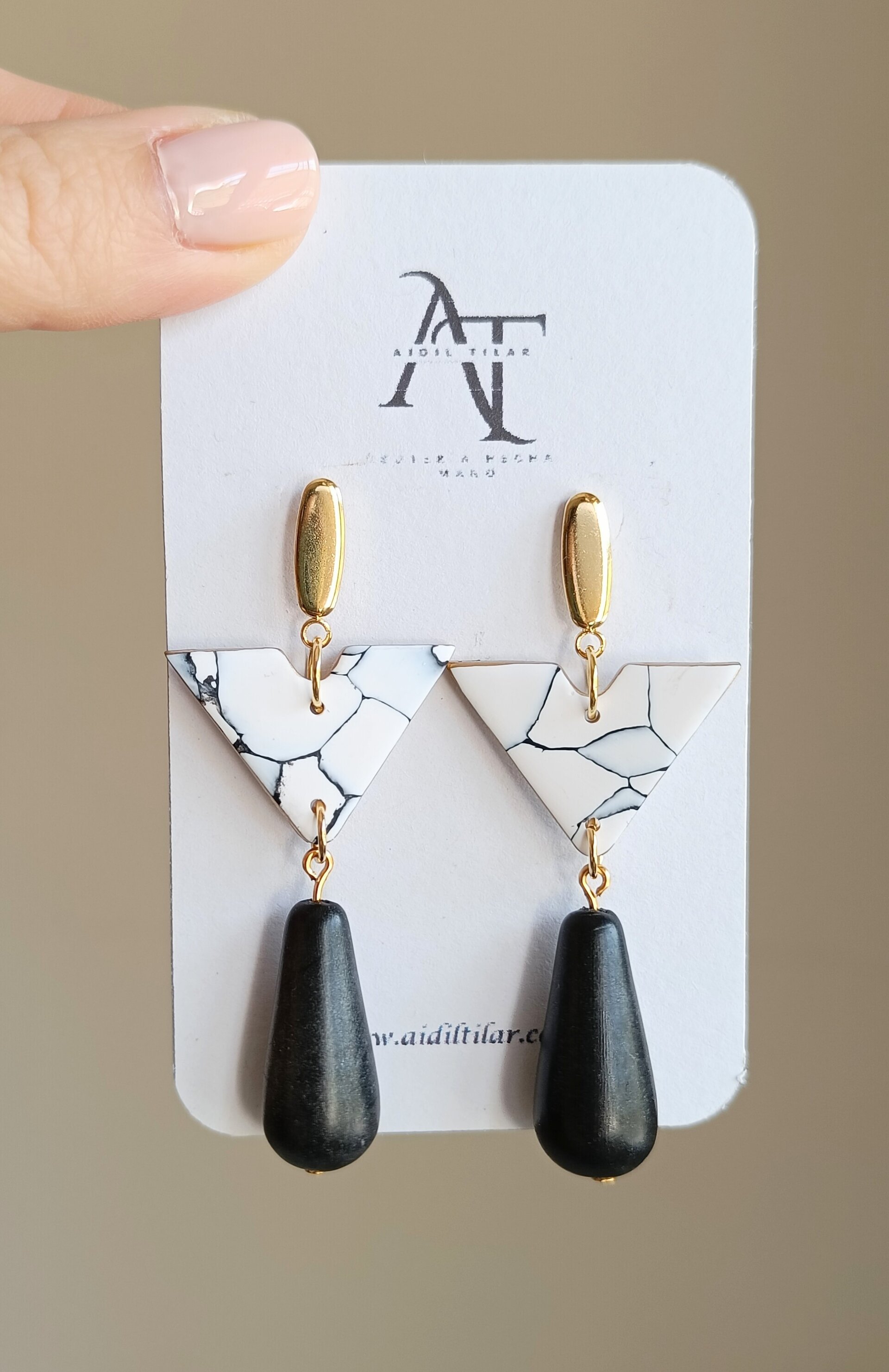 Triángulo blanco y negro - 2